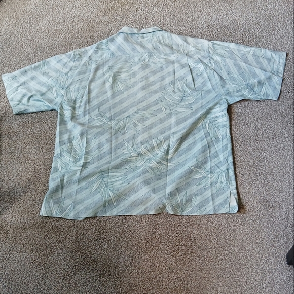 Tommy Bahama 100% Silk Hawaiian Style Casual Button Down Shirt Men's Size Large - Picture 2 of 3
